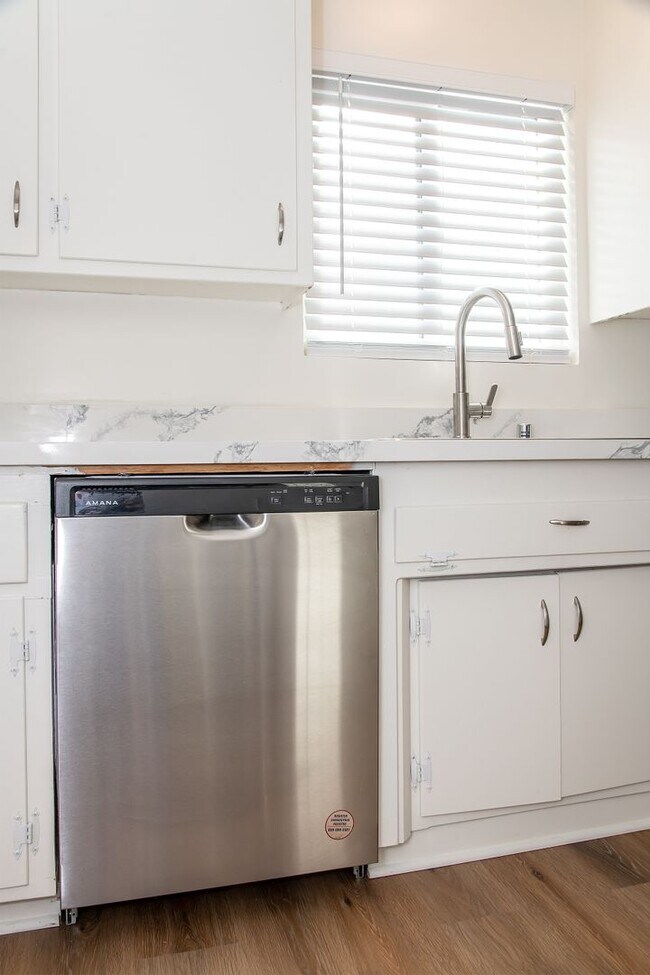 Building Photo - 730 E Magnolia Blvd