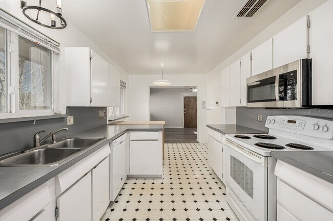 Building Photo - Great 3 Bed 3 Bath Hilltop Home for rent.