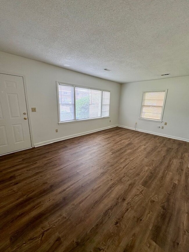 Building Photo - Conveniently Located Two Bedroom Townhome ...