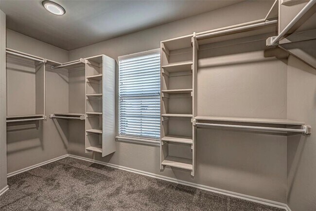 Building Photo - Beautiful 4 bedroom in Yukon