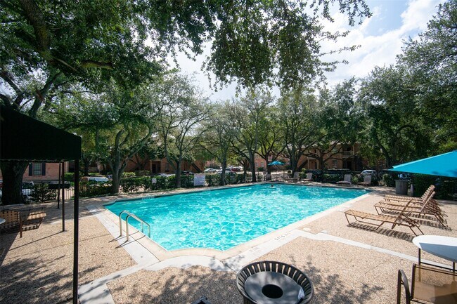 Building Photo - 2255 Braeswood Park Dr