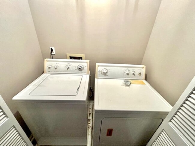 Building Photo - Newly Remodeled Condo/Townhouse!