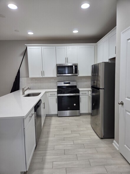 Building Photo - 419 Brandon Lakes Dr