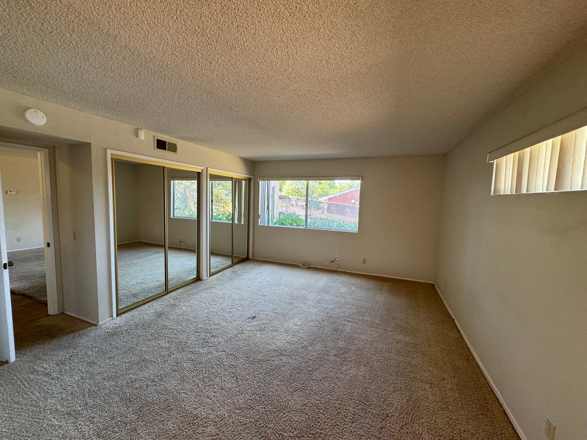 Building Photo - 330 Ivy Ln