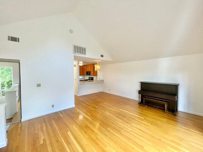 Building Photo - Spacious 3BR/2BA Potrero Hill Townhouse Ho...