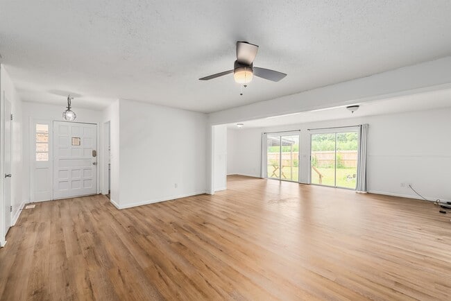 Building Photo - 302 Antler Dr