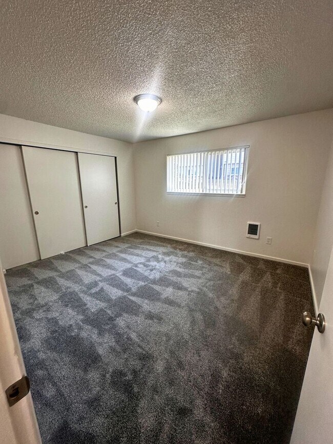 Building Photo - Remodeled 2 Bedroom Rent Ready Apartment!