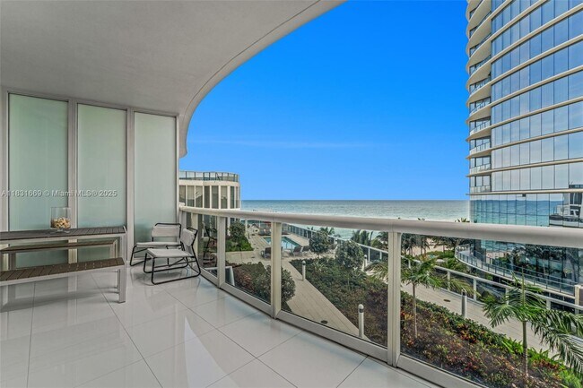 Building Photo - 15811 Collins Ave