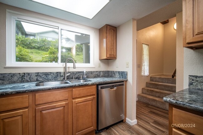 Building Photo - Available now! 2 bedroom, 1.5 Bath Townhouse at Wailuna