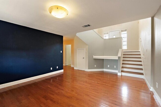 Building Photo - 1806 Rosenborough Ln N