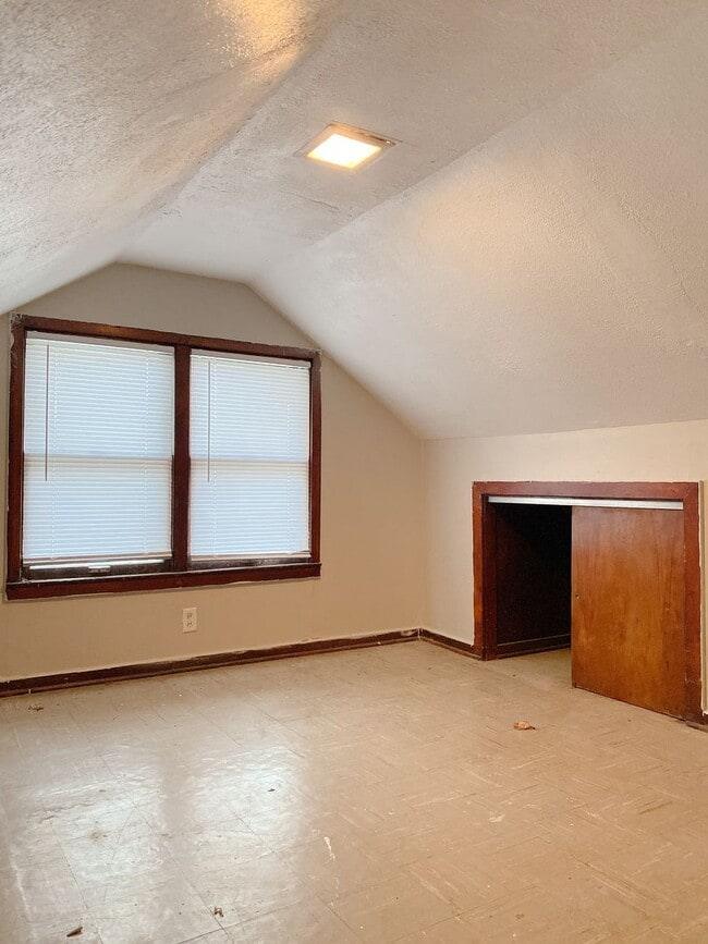 Building Photo - 3 bedroom 1 bath house!