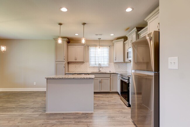 Building Photo - Sharp 3 bed 2 bath with Bonus room and nice fenced yard.