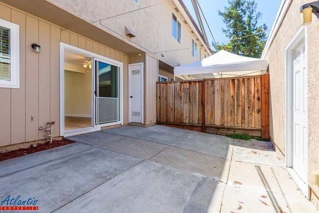 Building Photo - Lovely Townhouse | Remodeled | Private Patio