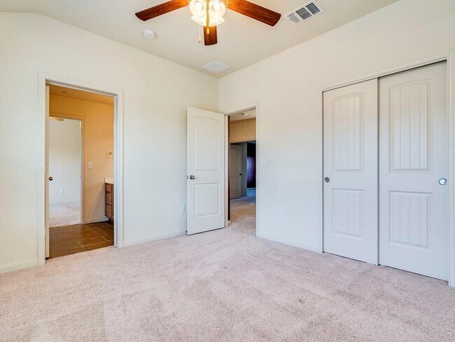 Building Photo - 1620 Bryant Dr