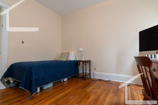 Building Photo - No Brokers Fee,3 Bedrooms unit on Coolidge Corner, Laundry on a Site, Heat, Hot Water Included