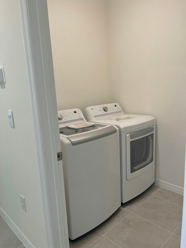 Building Photo - 1829 Red Rock Rd