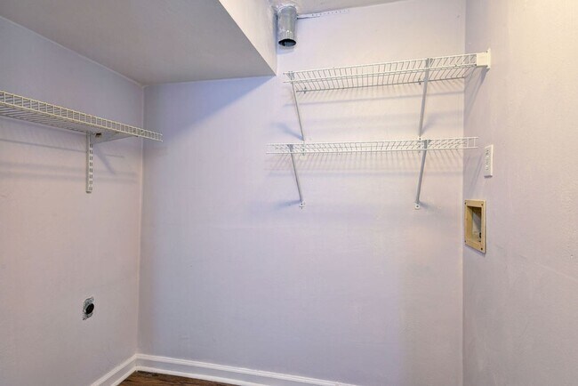 Building Photo - Coventry Townhome Move In Ready.