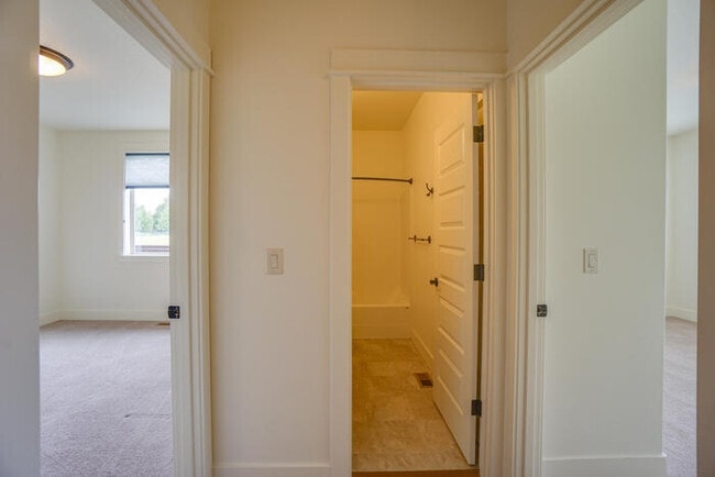 Building Photo - NEWER THREE BEDROOM IN CUL-DE-SAC