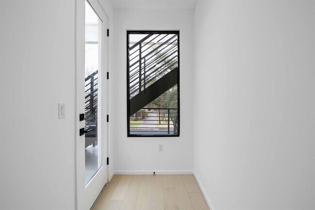 Building Photo - 1704 Kinney Ave