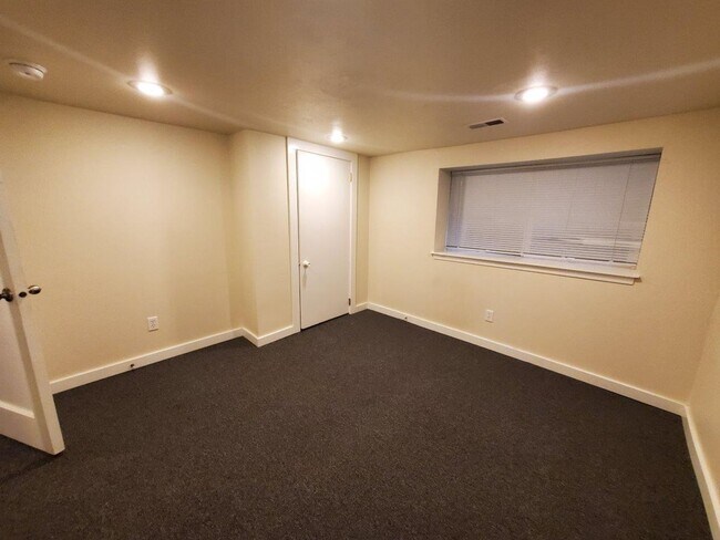 Building Photo - 7 Bed/2 Bath Unit in a Nice Duplex near UW Campus