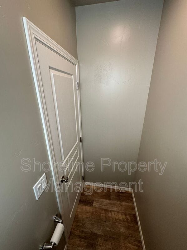 Building Photo - 511 Diamond Lake St