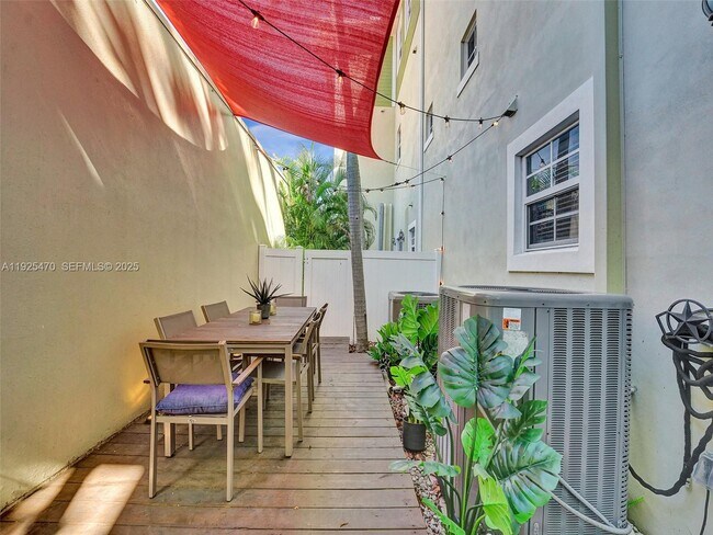 Building Photo - 2356 Wilton Dr