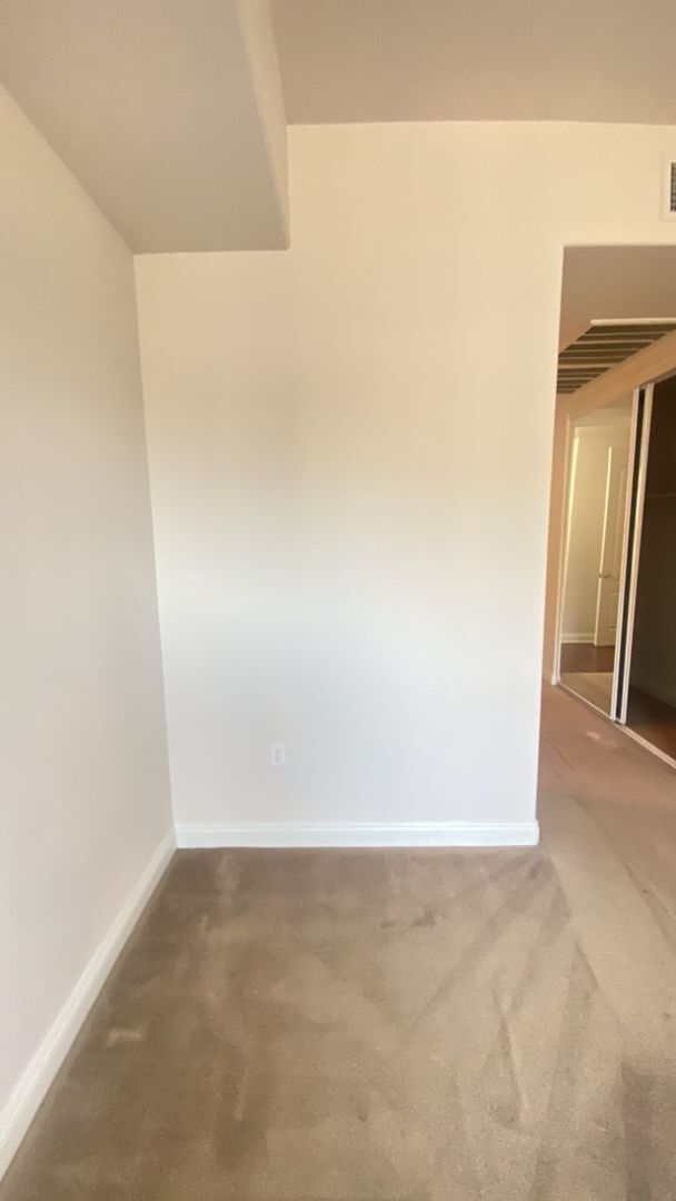Building Photo - Gorgeous Mid Rise Unit For Lease !!