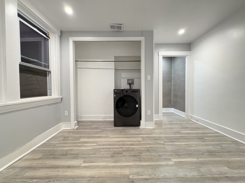 Building Photo - 5836 Phillips Ave