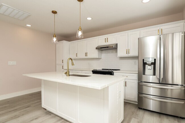 Building Photo - 120 E Magnolia Ave