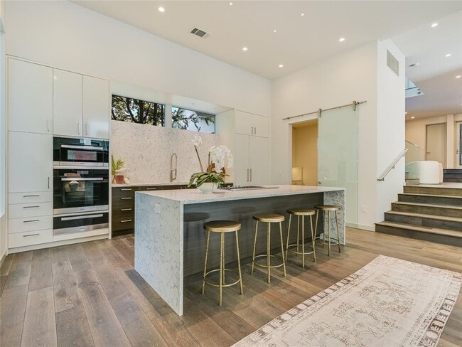 Building Photo - 1107 W 31st St