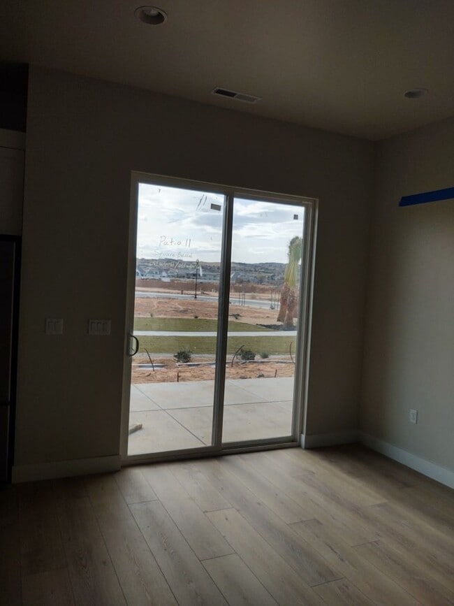 Building Photo - LIKE NEW 3 Bed Snowberry Dr!