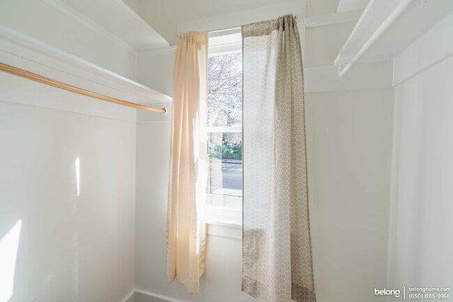 Building Photo - 2400 Bonar St