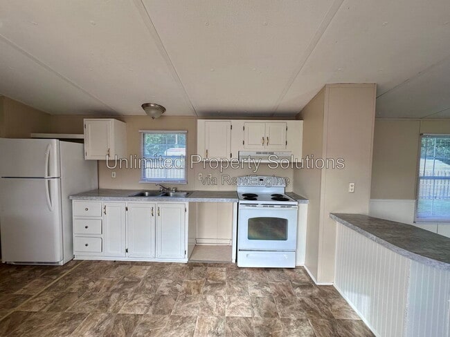 Building Photo - 9499 Wendi Dr NE