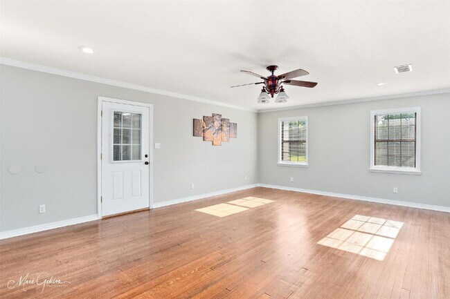 Building Photo - "Charming 3-Bed Sanctuary with 2 Full Bath...