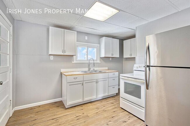 Building Photo - 152 Stevens St