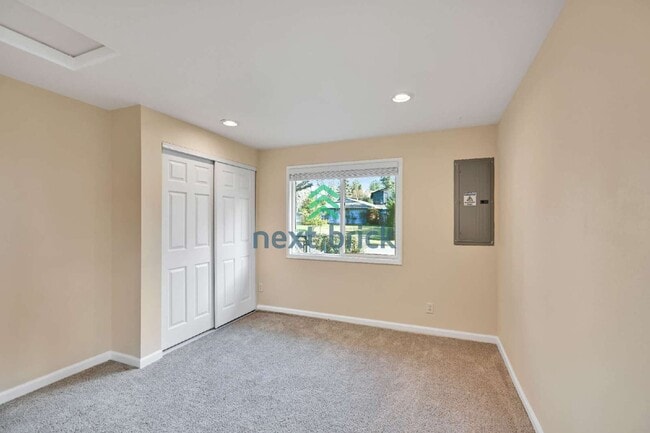 Building Photo - Charming 4-Bed Oasis in Renton with 2 Full Baths