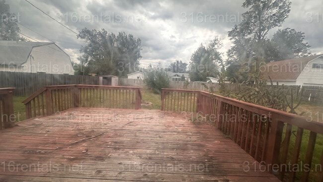 Building Photo - $1195 - 2 bed 1 bath w/ BONUS room and bas...