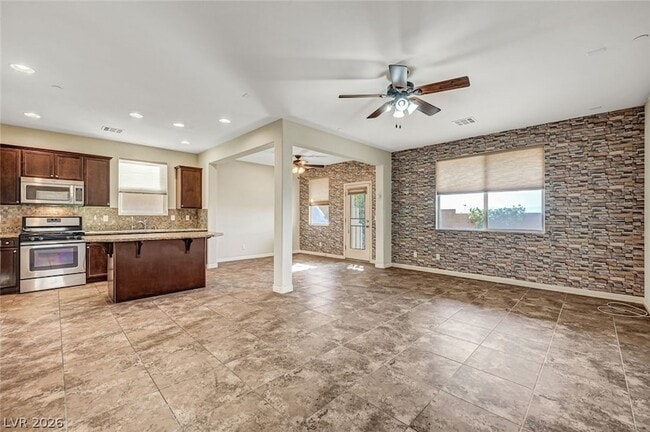 Building Photo - 985 Pebble Lake St