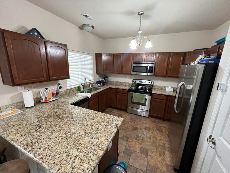 Building Photo - 2063 Velliquette Ln