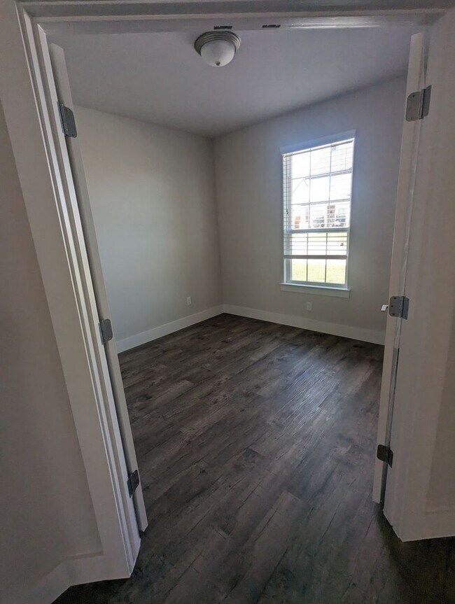 Building Photo - 4/2.5/2 - Beautiful 2 story/ PRIVATE PARKING!! GODLEY ISD