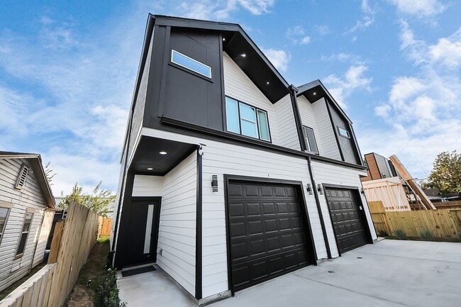 Building Photo - 8533 Amadwe St