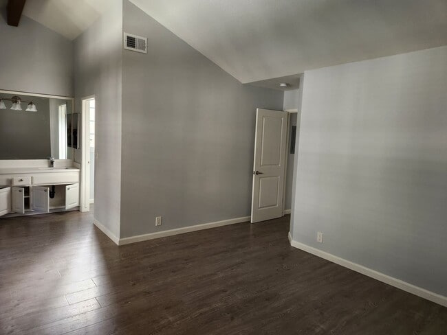 Building Photo - 512 Poinsettia Ave