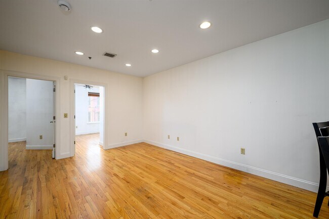 Building Photo - 912 Park Ave