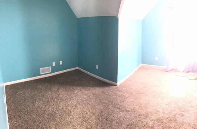 Building Photo - 4 Bedrooms in Exclusive Snowden Grove