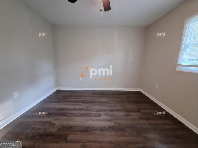 Building Photo - 217 Greenbriar Dr