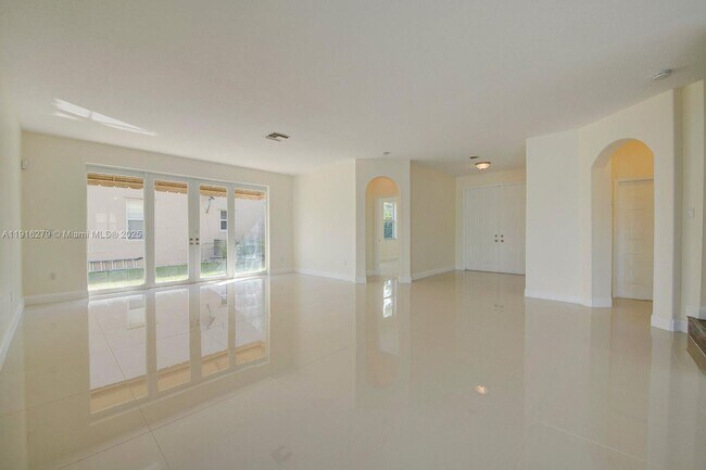 Building Photo - 15711 SW 53rd Ct