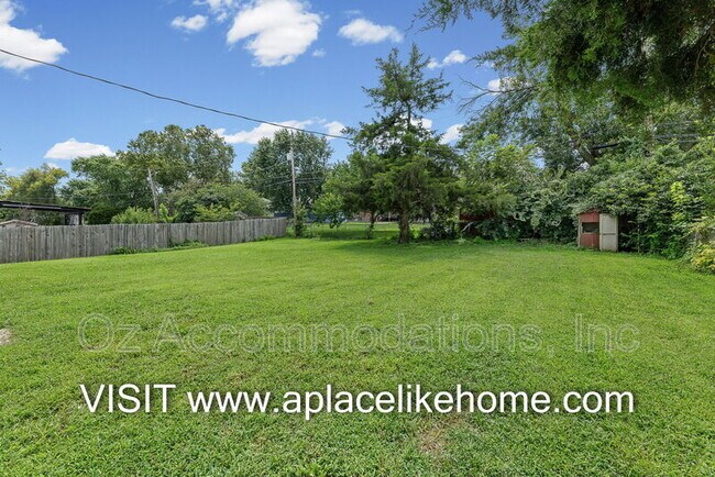 Building Photo - 1105 W Elm Terrace