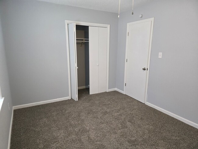 Building Photo - 2 Bedrooms/1 Bath Upstairs unit