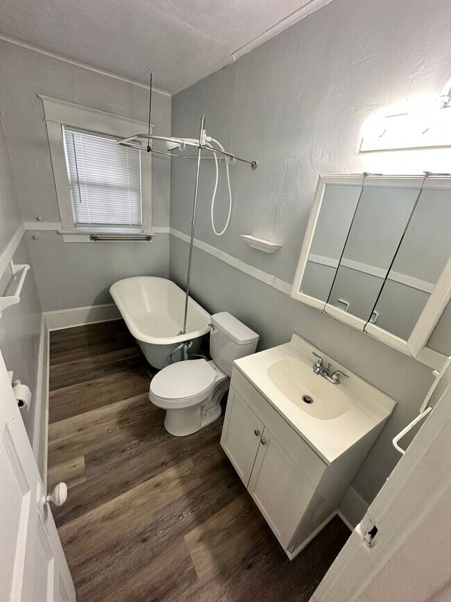 Building Photo - 7 minutes from the world's most beautiful ...