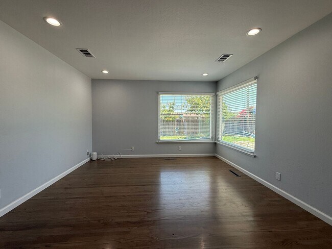 Building Photo - Updated Single Story Home located in Desirable Glenmoor Neighborhood of Fremont